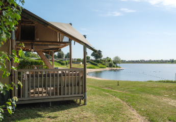 Tenda Safari Ranger sulla riva del lago al parco ricreativo e marina Rhederlaagse Meren nei Paesi Bassi in una giornata di sole.