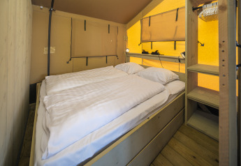 Indvendig udsigt af Safari tent Ranger i Rhederlaagse Meren, Holland, med dobbeltseng og træmøbler.
