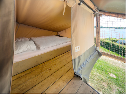 Interieur van safaritent Ranger bij recreatiepark en jachthaven Rhederlaagse Meren met uitzicht op het meer.