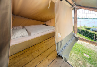 Binnenzicht van safaritent Ranger aan recreatiepark en jachthaven Rhederlaagse Meren met zicht op het meer.