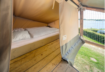 Interno della tenda Safari Ranger al parco ricreativo e marina Rhederlaagse Meren con vista lago.