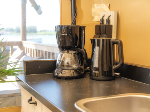 Kaffemaskine og elkedel fra Philips på bordplade i et safaritelt ved Marina Rhederlaagse Meren.