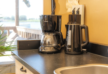 Philips koffiezetapparaat en waterkoker op een aanrecht in safaritent bij Rhederlaagse Meren.