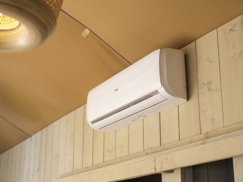 Binnenaanzicht van een airconditioner aan de wand in safaritent Ranger, Rhederlaagse Meren, Nederland.