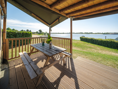 Blick von der Holzveranda des Safari-Zelts Ranger im Erholungspark Rhederlaagse Meren in den Niederlanden.