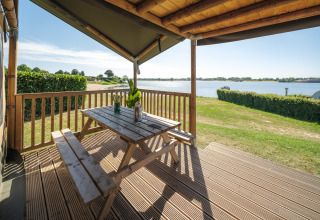 Vista desde la veranda de madera de la tienda Safari Ranger en el parque Recreation y Marina Rhederlaagse Meren, Países Bajos.