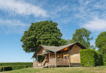 Tenda safari Ranger al Recreation park e Marina Rhederlaagse Meren nei Paesi Bassi in una giornata di sole.