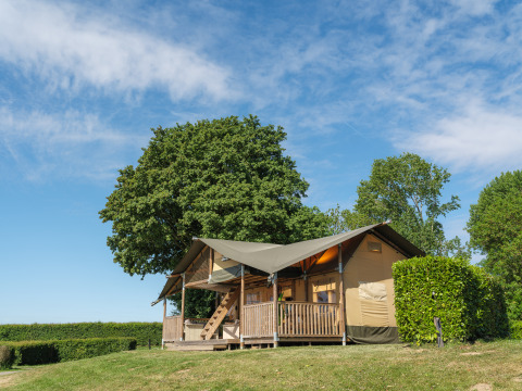Tente safari Ranger au parc récréatif et marina Rhederlaagse Meren aux Pays-Bas sous un ciel bleu.