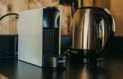 Een foto van een koffiemachine en waterkoker op een aanrecht in een safaritent op Camping Lucherino, Italië.