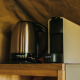 Bollitore elettrico e macchina da caffè su mensola in legno nella Safari Tent Garden al Camping Lucherino, Italia.