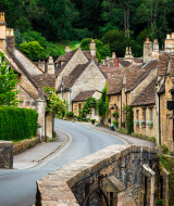 Sfeervolle dorpsstraat in Inkpen, Engeland, met historische stenen huizen en weelderig groen.