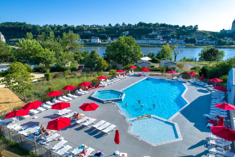 Piscine extérieure avec parasols rouges au Flower Camping L'Ile d'Offard, Pays de la Loire, France.