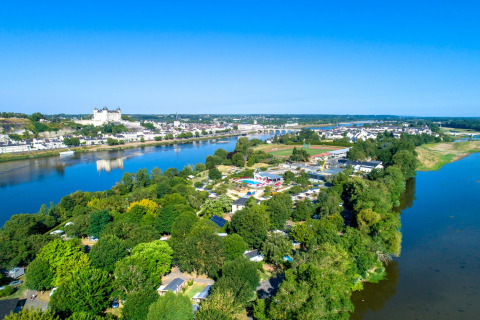 Vista aerea di Flower Camping L'Ile d'Offard, parco vacanze immerso nel verde sul fiume in Pays de la Loire, Francia.
