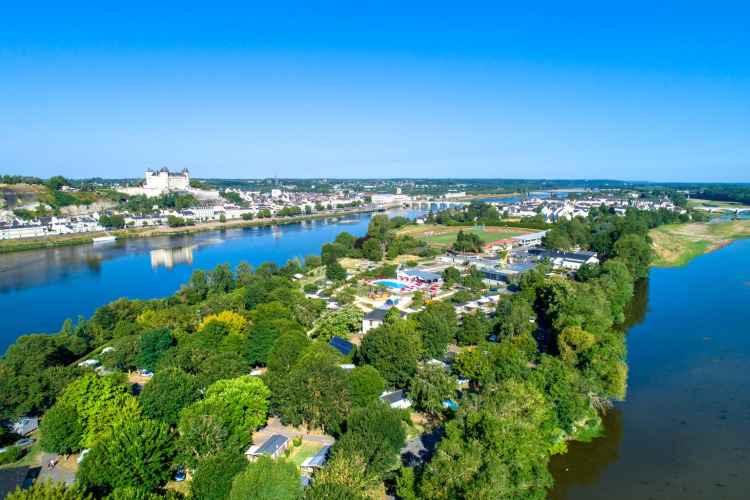 Luftaufnahme von Flower Camping L'Ile d'Offard mit Fluss, Schlossblick und Natur in Pays de la Loire, Frankreich.