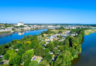 Vista aerea di Flower Camping L'Ile d'Offard, parco vacanze immerso nel verde sul fiume in Pays de la Loire, Francia.