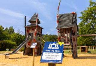 Speeltuin met fantasierijke houten torens en glijbaan bij Flower Camping L'Ile d'Offard, Pays de la Loire, Frankrijk.