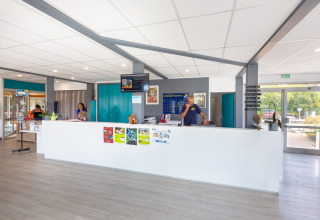 Reception di Flower Camping L'Ile d'Offard in Pays de la Loire, Francia, con personale alla scrivania.