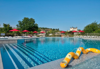Piscine extérieure avec toboggan jaune et parasols rouges au Flower Camping L'Ile d'Offard, Pays de la Loire, France.