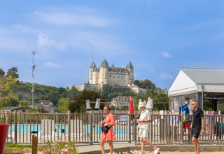 Ferienpark Flower Camping L'Ile d'Offard mit Pool und Blick auf das Château de Saumur in Pays de la Loire, Frankreich.
