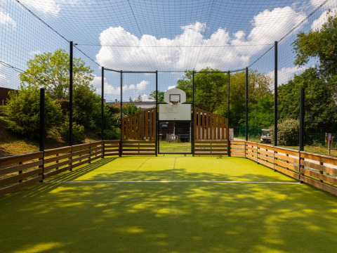 Sportplatz mit Basketballkorb und Netz, aufgenommen im Flower Camping L'Ile d'Offard, Pays de la Loire, Frankreich.