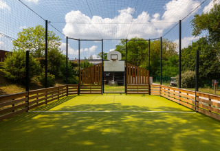 Sportplatz mit Basketballkorb und Netz, aufgenommen im Flower Camping L'Ile d'Offard, Pays de la Loire, Frankreich.