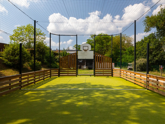 Campo sportivo con canestro da basket e rete al Flower Camping L'Ile d'Offard, Pays de la Loire, Francia.