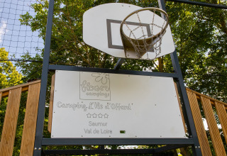 Canasta de baloncesto y letrero del camping Flower L'Ile d'Offard en Saumur, Pays de la Loire, Francia.
