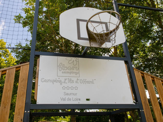 Canasta de baloncesto y letrero del camping Flower L'Ile d'Offard en Saumur, Pays de la Loire, Francia.