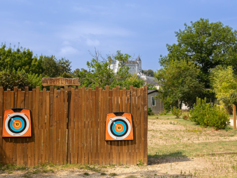 Zona de tiro con arco con dianas de madera en Flower Camping L'Ile d'Offard, Pays de la Loire, Francia.