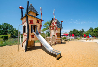 Spielplatz mit kreativen Holztürmen und Rutsche im Flower Camping L'Ile d'Offard, Pays de la Loire, Frankreich.