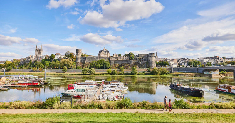 Vista sul porto turistico e sul castello di Angers dal Flower Camping L'Ile d'Offard in Pays de la Loire, Francia.