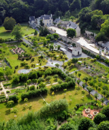 Luchtfoto van een historische tuin en landgoed nabij Saumur, Frankrijk, omgeven door weelderig groen.