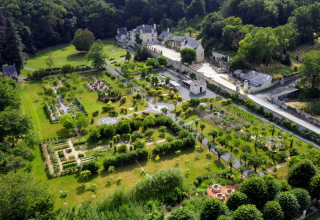 Luftaufnahme eines historischen Gartens mit Gebäuden in der Nähe von Saumur, Pays de la Loire, Frankreich.