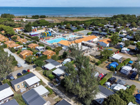 Luchtfoto van Flower Camping Les Ilates met zwembad, chalets en zeezicht in Nouvelle-Aquitaine, Frankrijk.