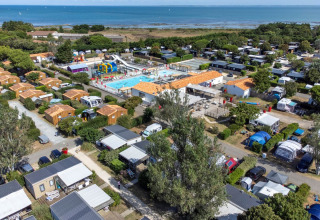 Luchtfoto van Flower Camping Les Ilates met zwembad, chalets en zeezicht in Nouvelle-Aquitaine, Frankrijk.