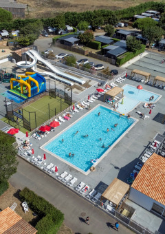 Vue aérienne du Flower Camping Les Ilates en Nouvelle-Aquitaine, France, avec piscine et toboggans.