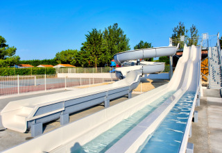 Weißer Wasserrutschenbereich im Flower Camping Les Ilates, Nouvelle-Aquitaine, Frankreich, an einem sonnigen Tag.