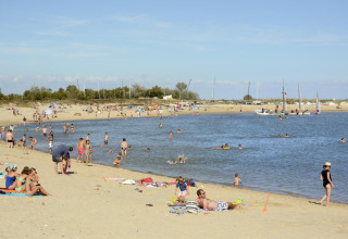 Stranddag med familier og børn ved Flower Camping Les Ilates i Nouvelle-Aquitaine, Frankrig.