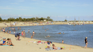 Familien genießen einen sonnigen Tag am Strand von Flower Camping Les Ilates in Nouvelle-Aquitaine.