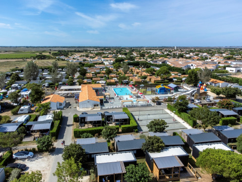 Luftaufnahme des Ferienparks Flower Camping Les Ilates in Nouvelle-Aquitaine, Frankreich, mit Pool.