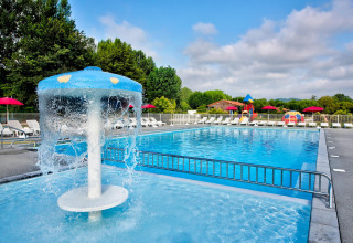 Piscina all'aperto con area bimbi, fungo d'acqua e lettini al Flower Camping Les Ondines, Occitania, Francia.