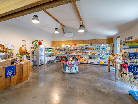 Negozio luminoso e spazioso con prodotti vari al Flower Camping Les Ondines in Occitania, Francia.