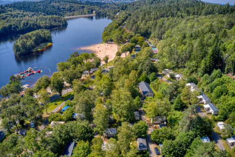 Luchtbeeld van Flower Camping La Plage in Nouvelle-Aquitaine, Frankrijk, met strand, meer en bos.