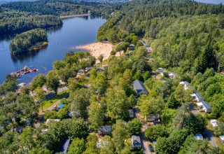 Luchtbeeld van Flower Camping La Plage in Nouvelle-Aquitaine, Frankrijk, met strand, meer en bos.