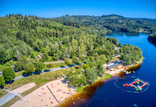 Luftaufnahme des Flower Camping La Plage in Nouvelle-Aquitaine mit Strand, See, Wald und Wasserspaß.