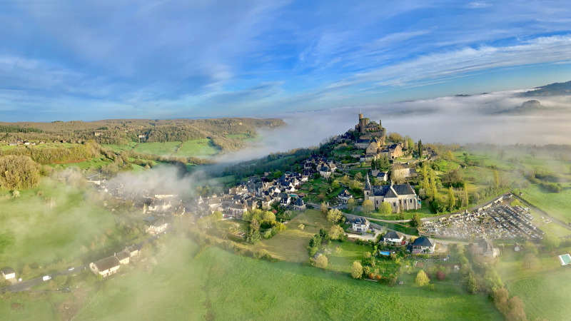 Luftaufnahme von Flower Camping La Plage in Nouvelle-Aquitaine, Frankreich, mit Nebel und grüner Landschaft.