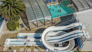 Vue aérienne de Flower Camping Cap Finistère en Bretagne, France, avec piscines chauffées et toboggans aquatiques.