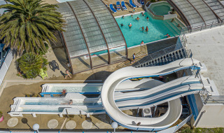 Luchtfoto van Flower Camping Cap Finistère in Bretagne, Frankrijk, met zwembaden en spectaculaire glijbanen.