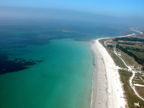 Vista aérea de la hermosa playa en Flower Camping Cap Finistère, un parque vacacional en Bretaña, Francia.