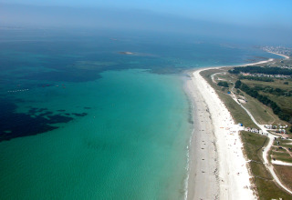 Luftfoto af den smukke strand ved Flower Camping Cap Finistère feriepark i Bretagne, Frankrig.